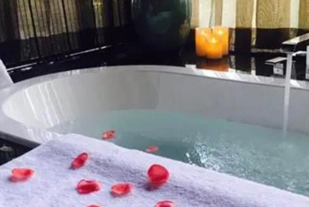 西安阎良水疗池中的失重冥想：当身体学会漂浮